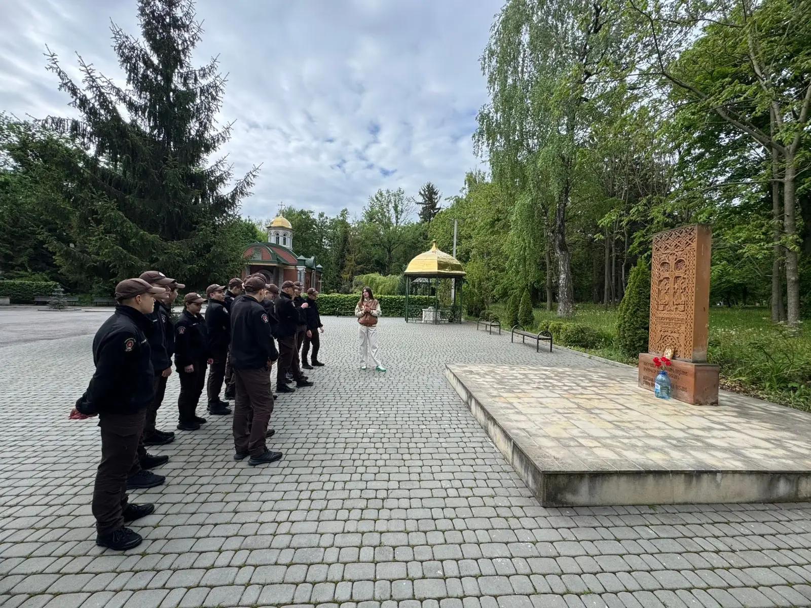 Ліцеїсти 13 групи під час уроку-реконструкції «День пам’яті та примирення» в історичних локаціях Вінниці