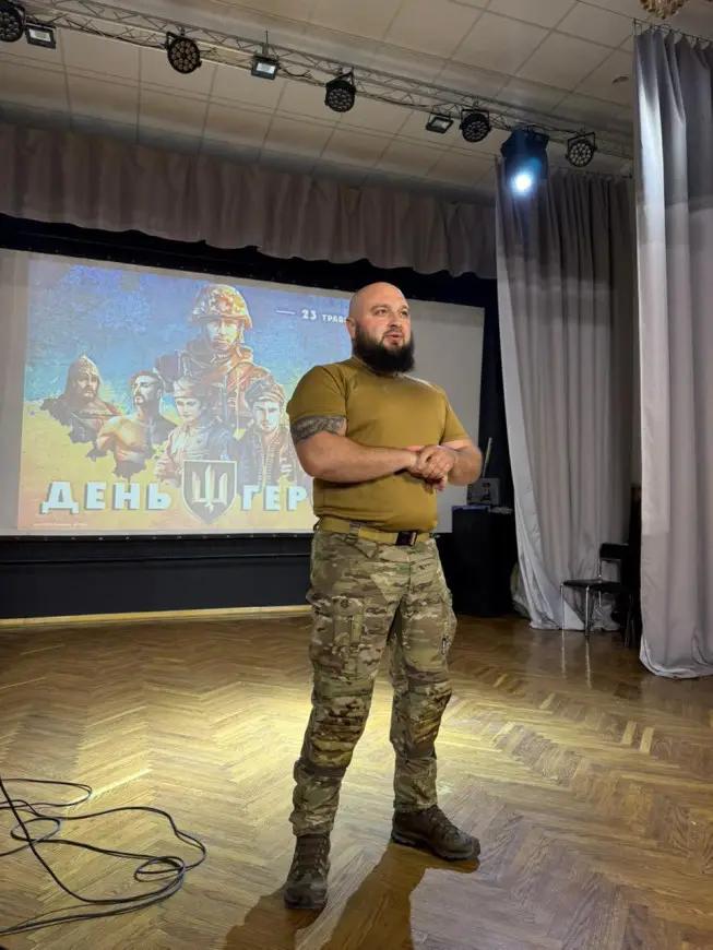 Ліцеїсти та гості на урочистому концерті до Дня Героїв, виступ військового та патріотичні пісні на сцені