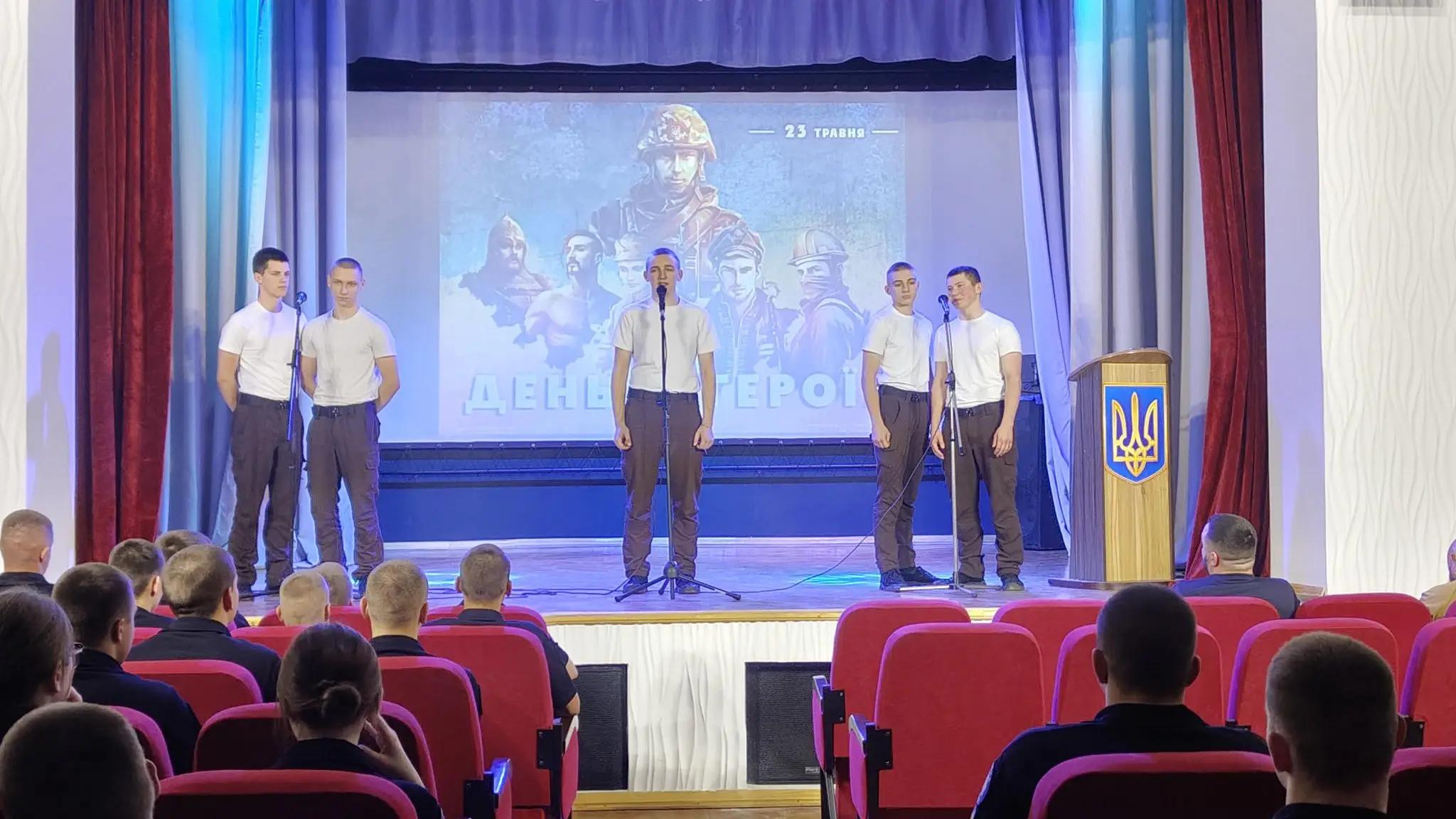 Ліцеїсти та гості на урочистому концерті до Дня Героїв, виступ військового та патріотичні пісні на сцені