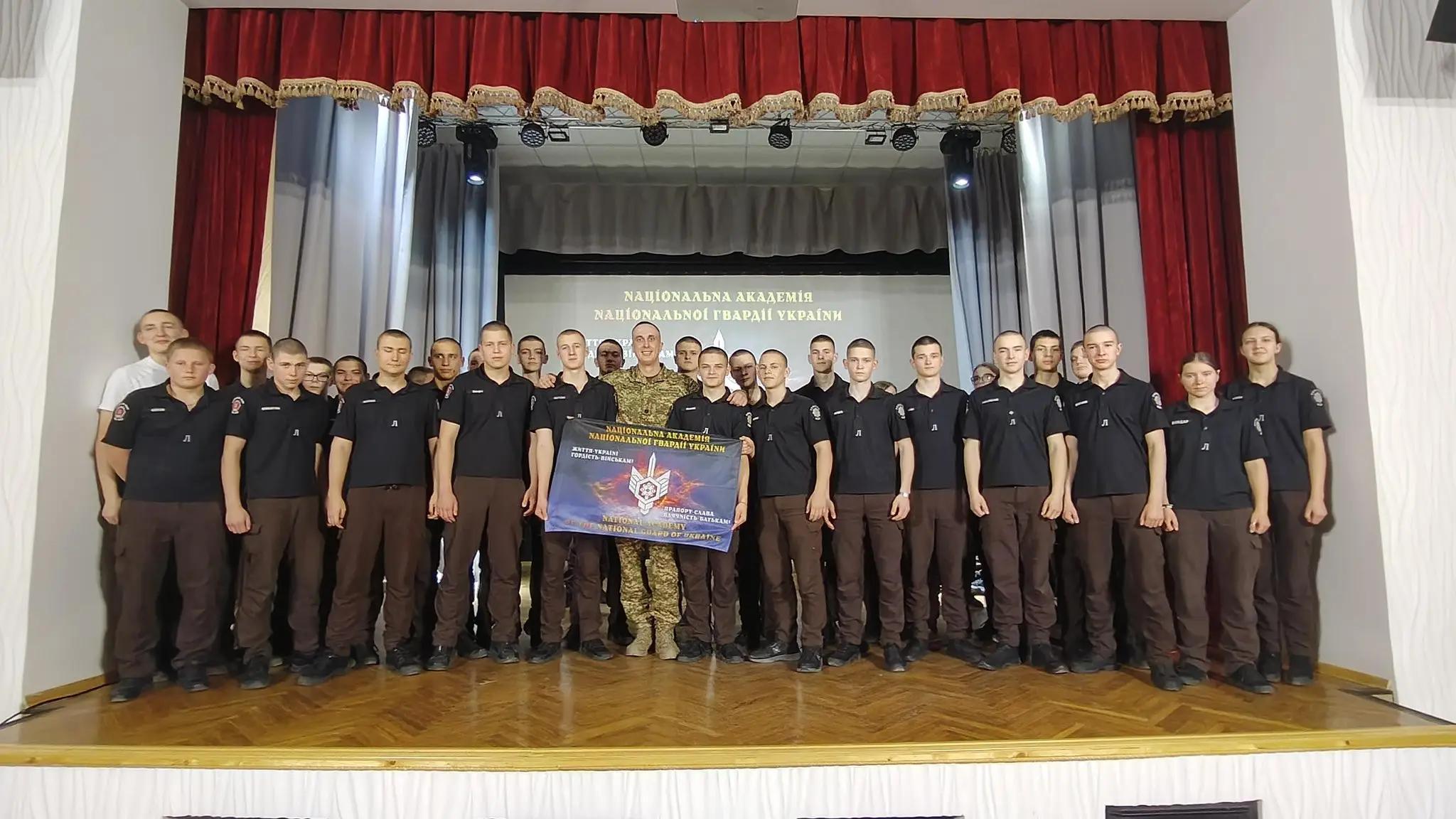 Ліцеїсти та гості на урочистому концерті до Дня Героїв, виступ військового та патріотичні пісні на сцені