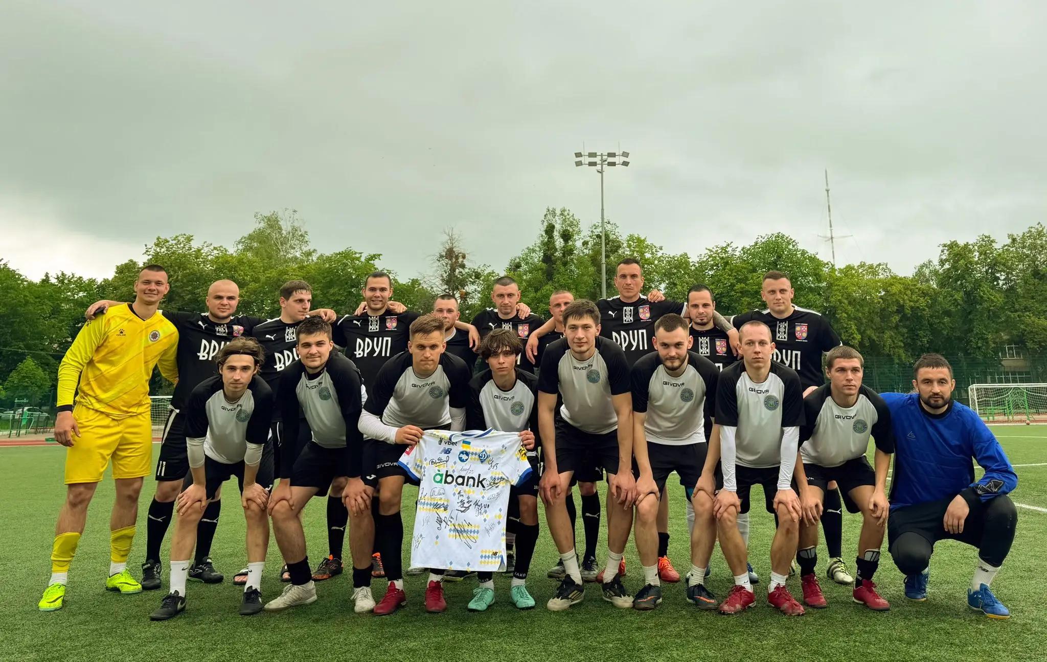 Футбольні команди під час благодійного турніру до Дня Героїв у Вінницькому ліцеї, нагородження переможців