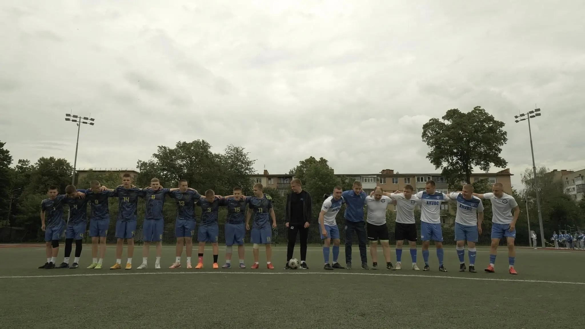 Футбольні команди під час благодійного турніру до Дня Героїв у Вінницькому ліцеї, нагородження переможців