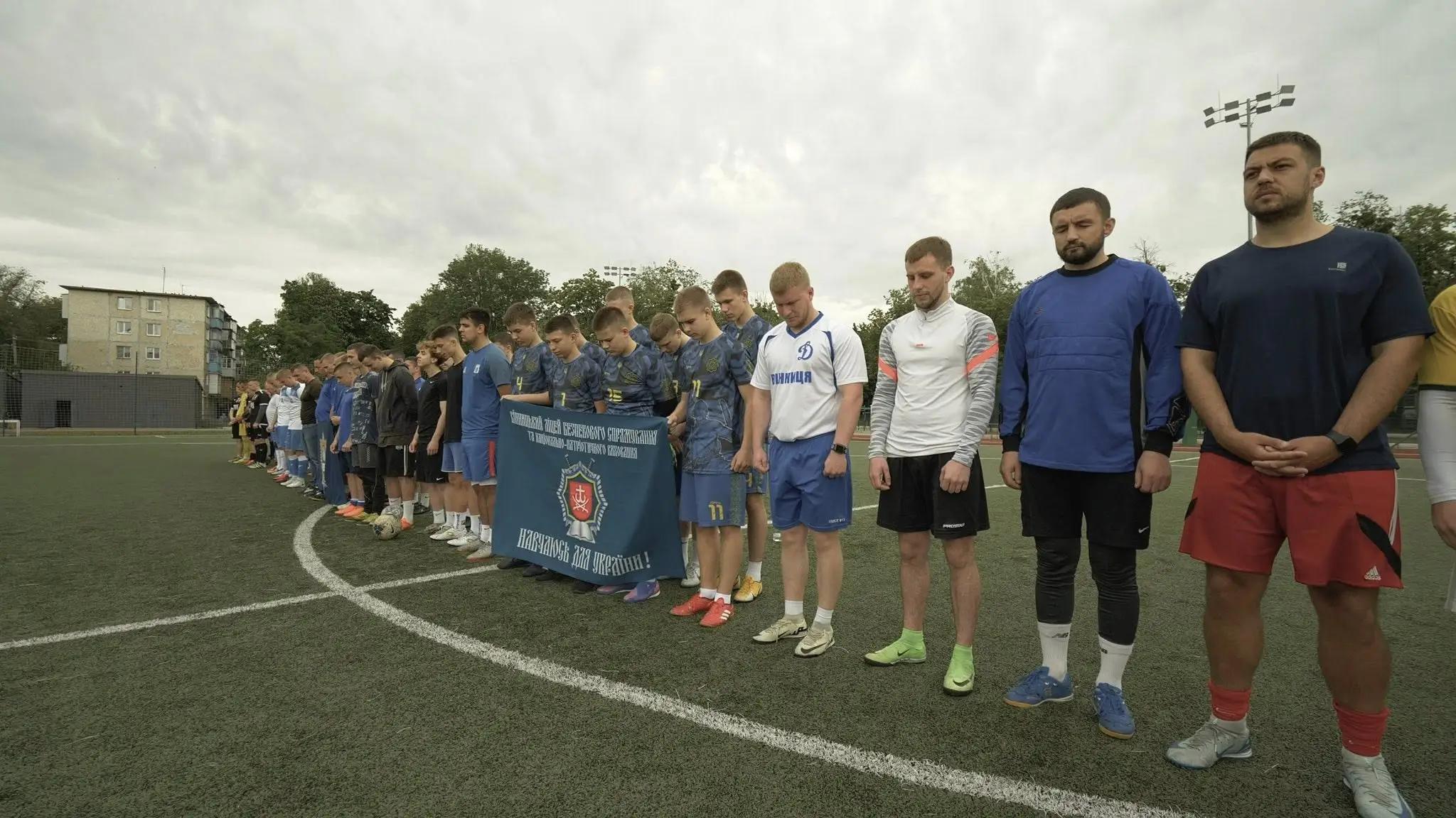 Футбольні команди під час благодійного турніру до Дня Героїв у Вінницькому ліцеї, нагородження переможців