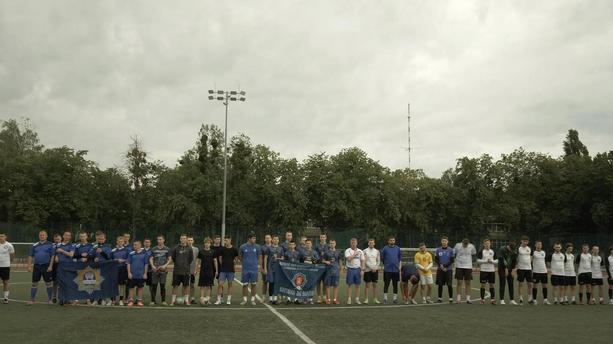 Футбольні команди під час благодійного турніру до Дня Героїв у Вінницькому ліцеї, нагородження переможців