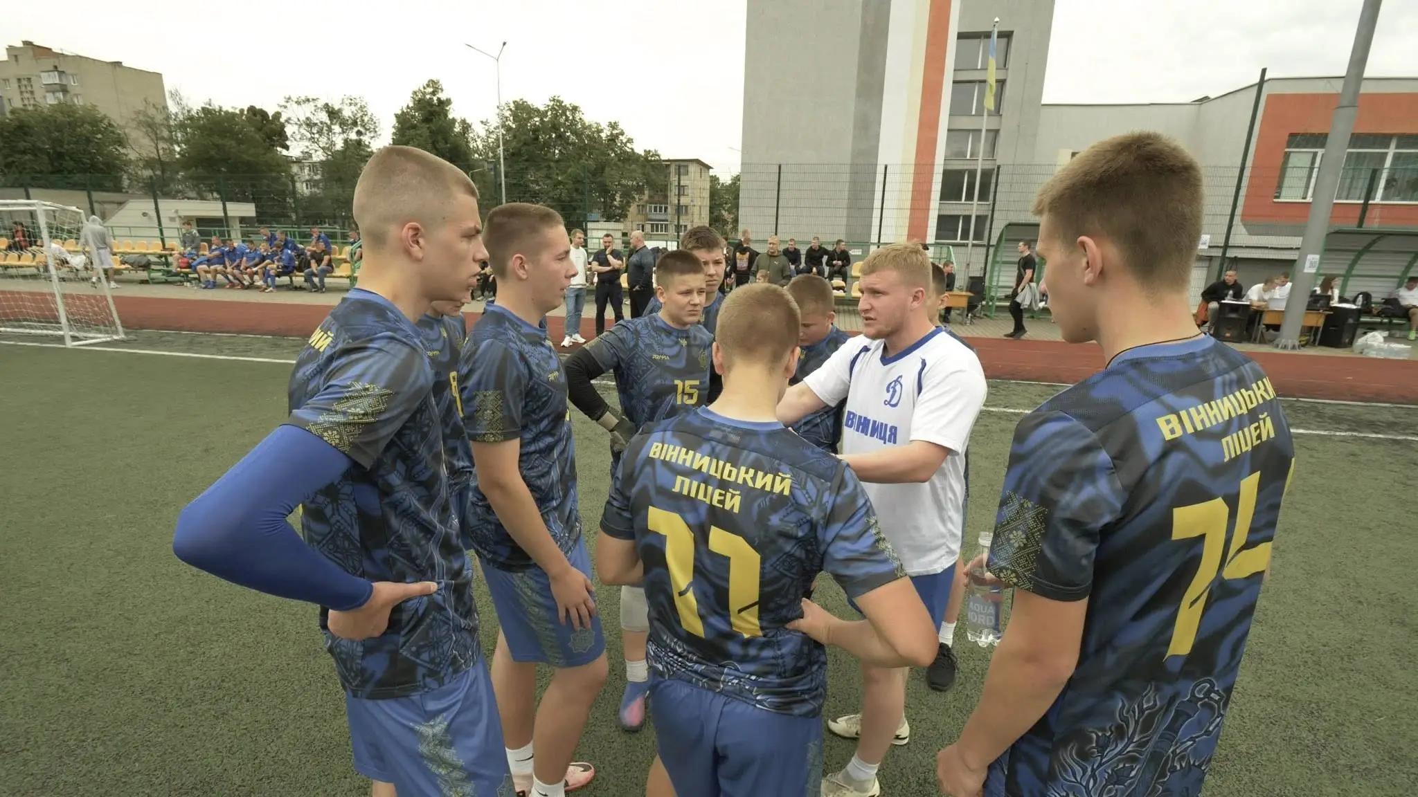 Футбольні команди під час благодійного турніру до Дня Героїв у Вінницькому ліцеї, нагородження переможців