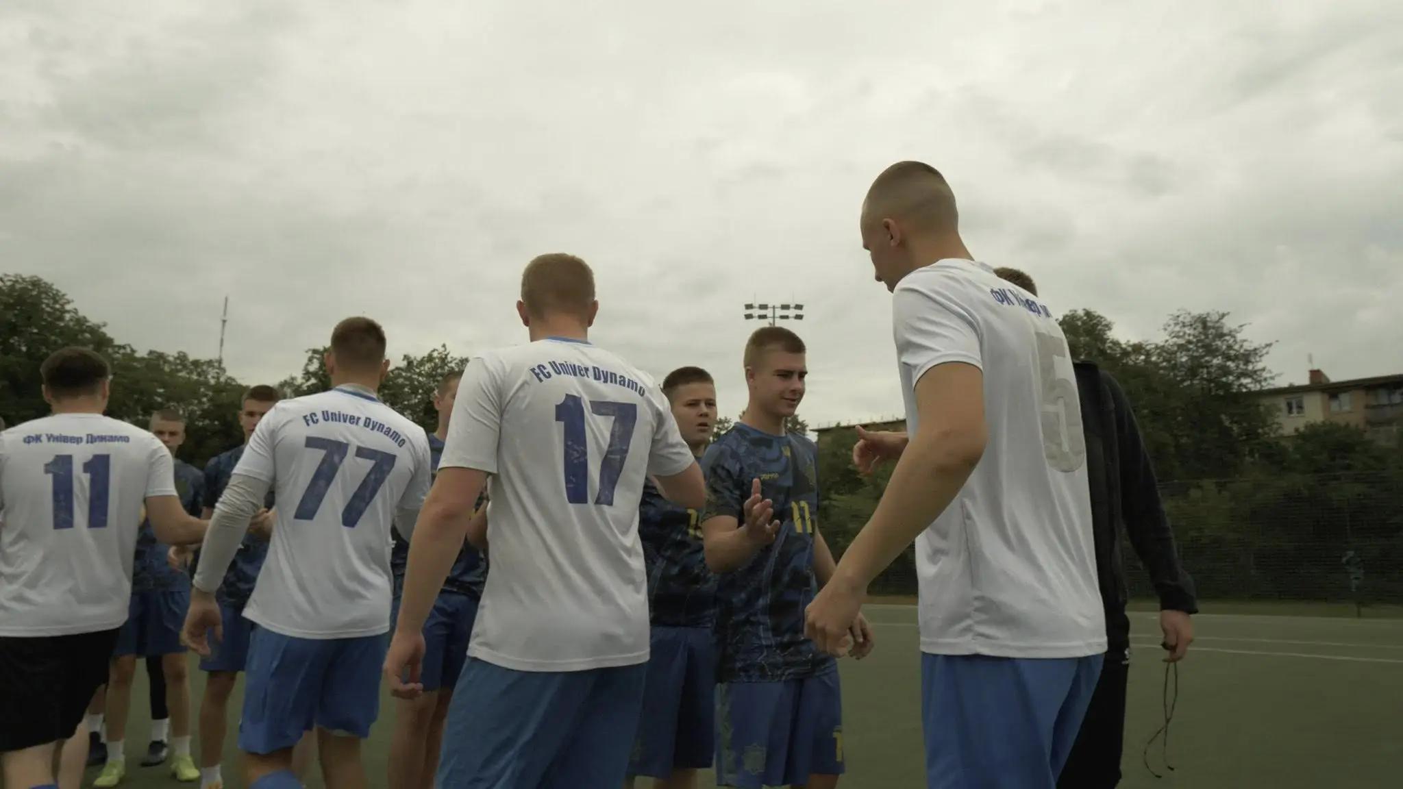 Футбольні команди під час благодійного турніру до Дня Героїв у Вінницькому ліцеї, нагородження переможців