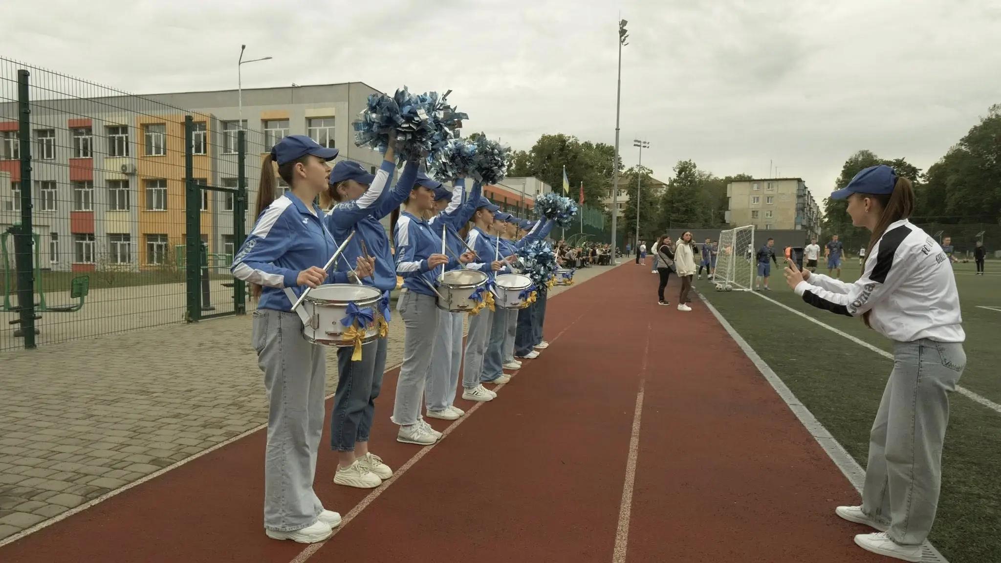 Футбольні команди під час благодійного турніру до Дня Героїв у Вінницькому ліцеї, нагородження переможців