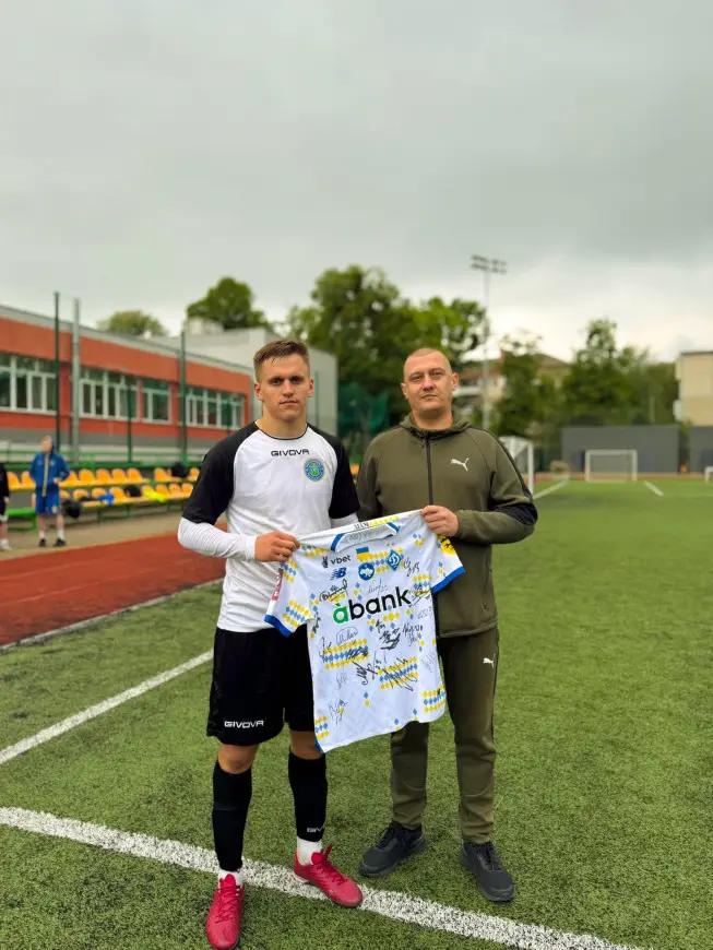 Футбольні команди під час благодійного турніру до Дня Героїв у Вінницькому ліцеї, нагородження переможців