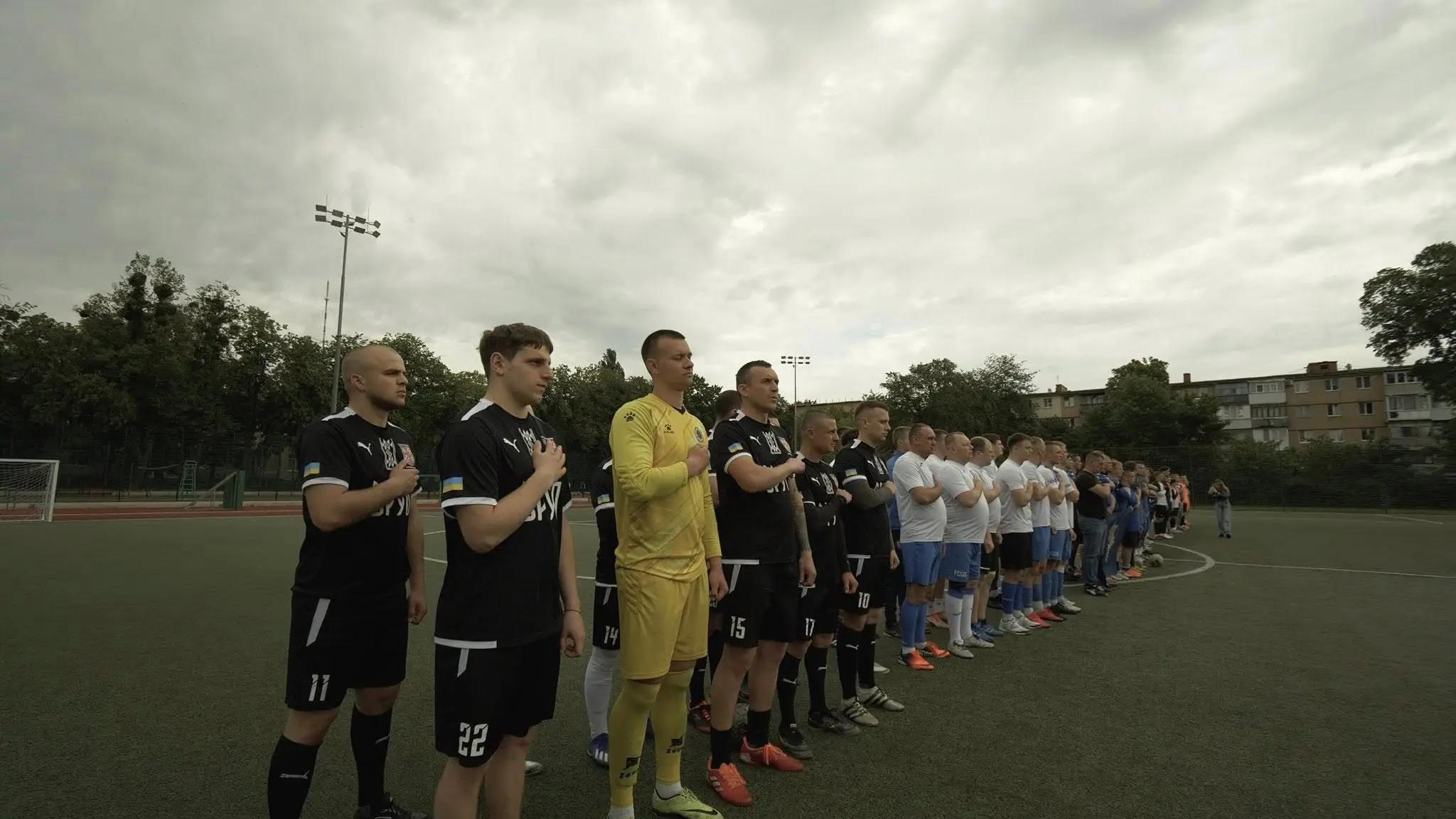 Футбольні команди під час благодійного турніру до Дня Героїв у Вінницькому ліцеї, нагородження переможців