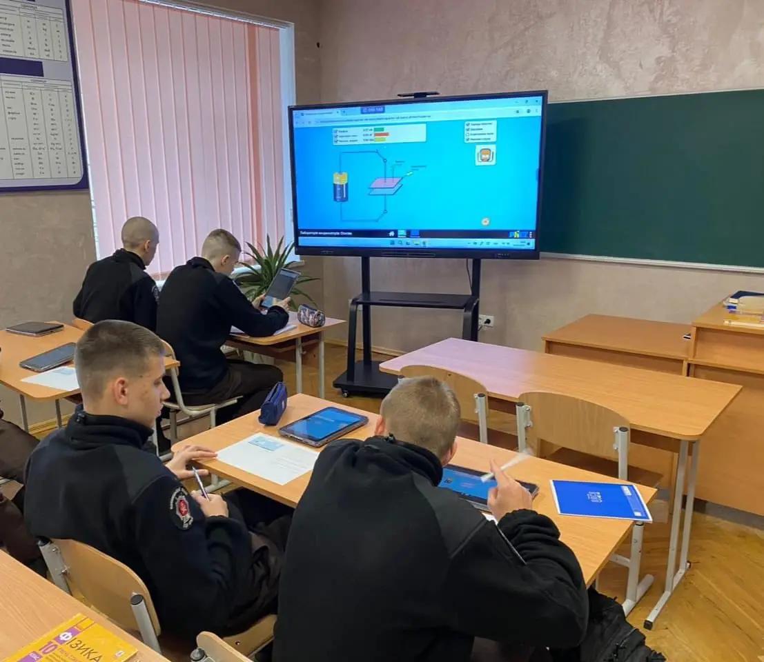 Ліцеїсти під час інтегрованого уроку фізики та математики досліджують енергію зарядженого конденсатора