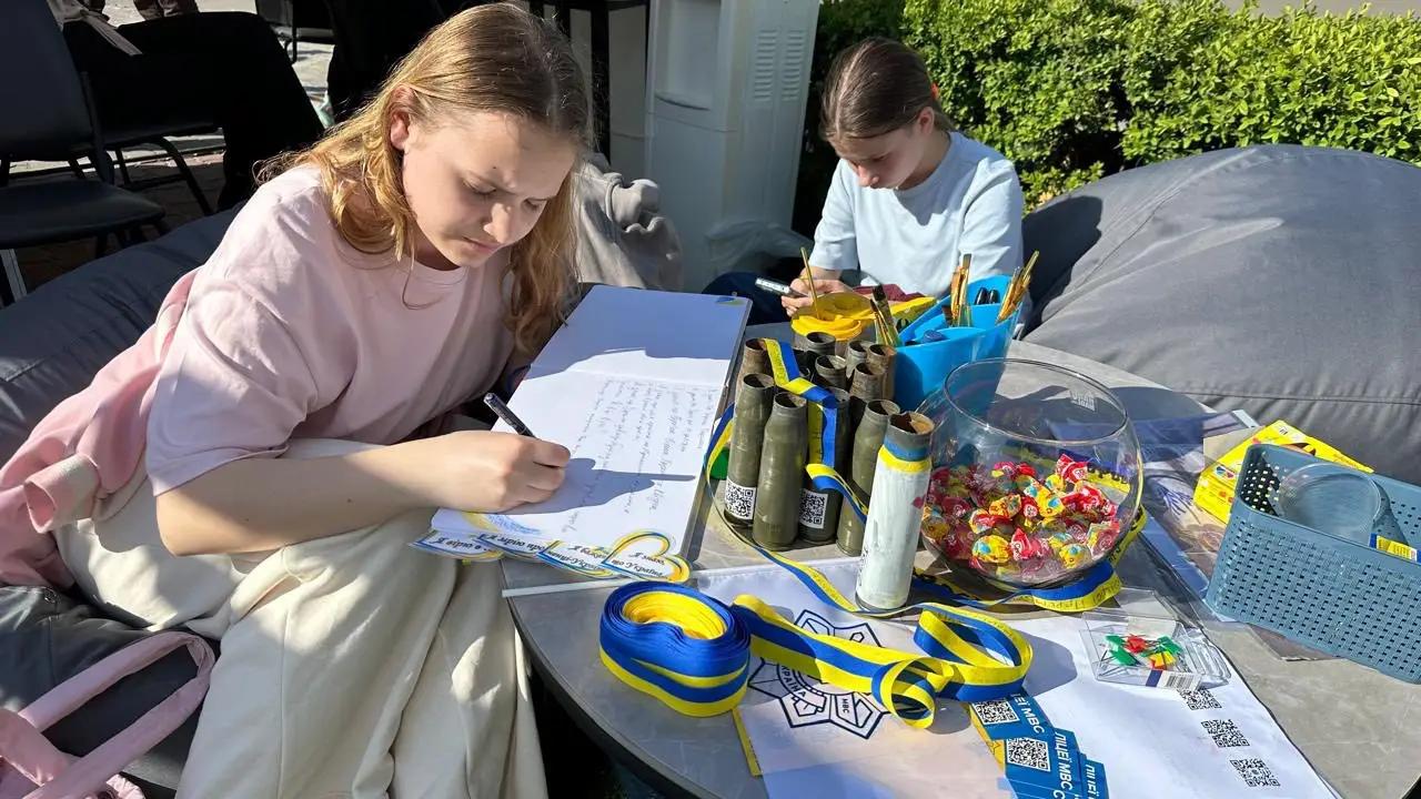 Стенд Вінницького ліцею МВС на Фестивалі кар’єри МВС на ВДНГ у Києві, відвідувачі знайомляться з освітніми програмами