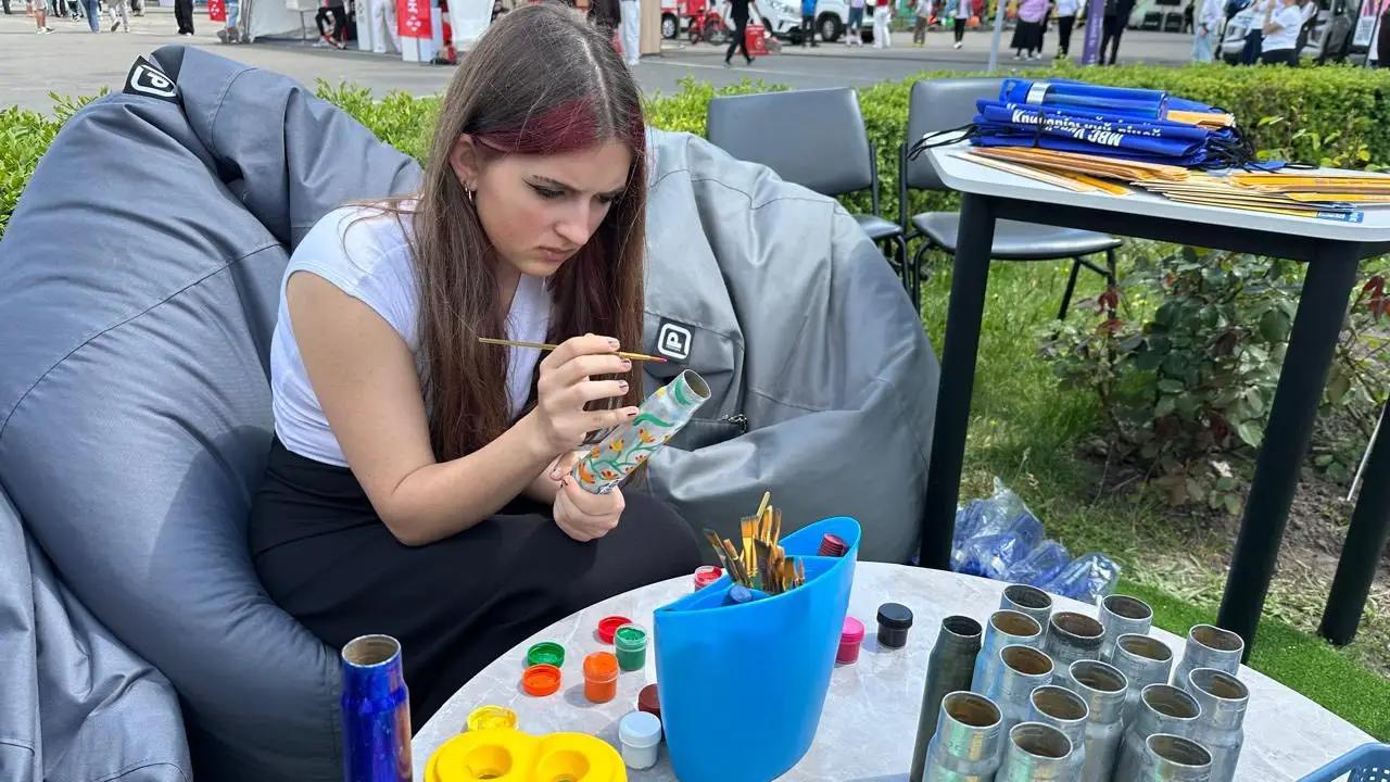 Стенд Вінницького ліцею МВС на Фестивалі кар’єри МВС на ВДНГ у Києві, відвідувачі знайомляться з освітніми програмами