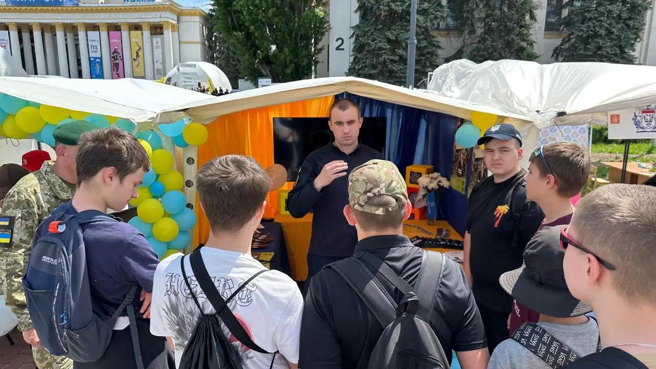 Стенд Вінницького ліцею МВС на Фестивалі кар’єри МВС на ВДНГ у Києві, відвідувачі знайомляться з освітніми програмами