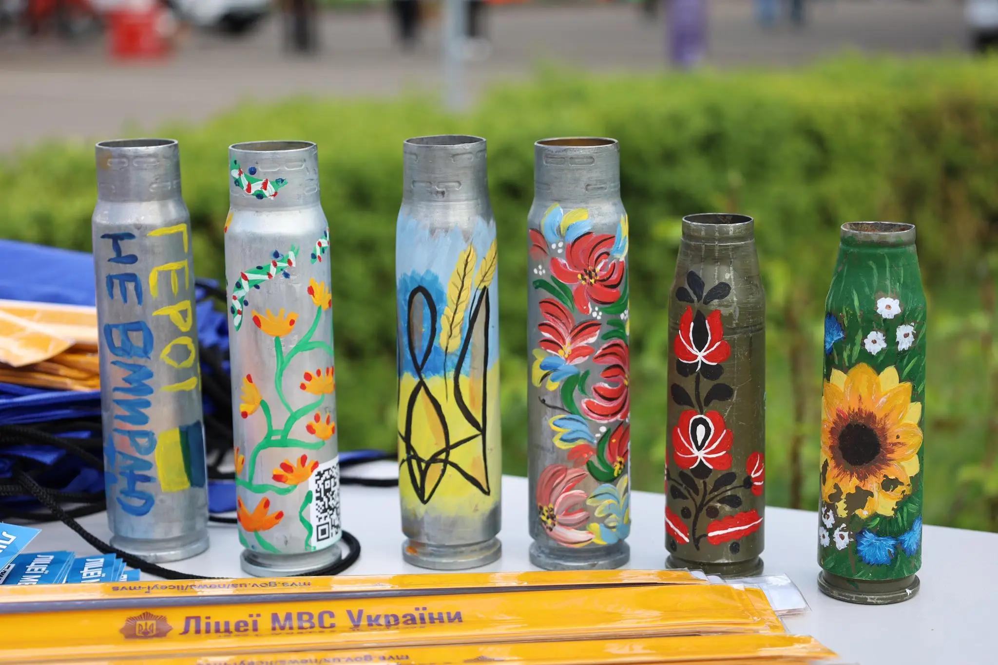 Стенд Вінницького ліцею МВС на Фестивалі кар’єри МВС на ВДНГ у Києві, відвідувачі знайомляться з освітніми програмами