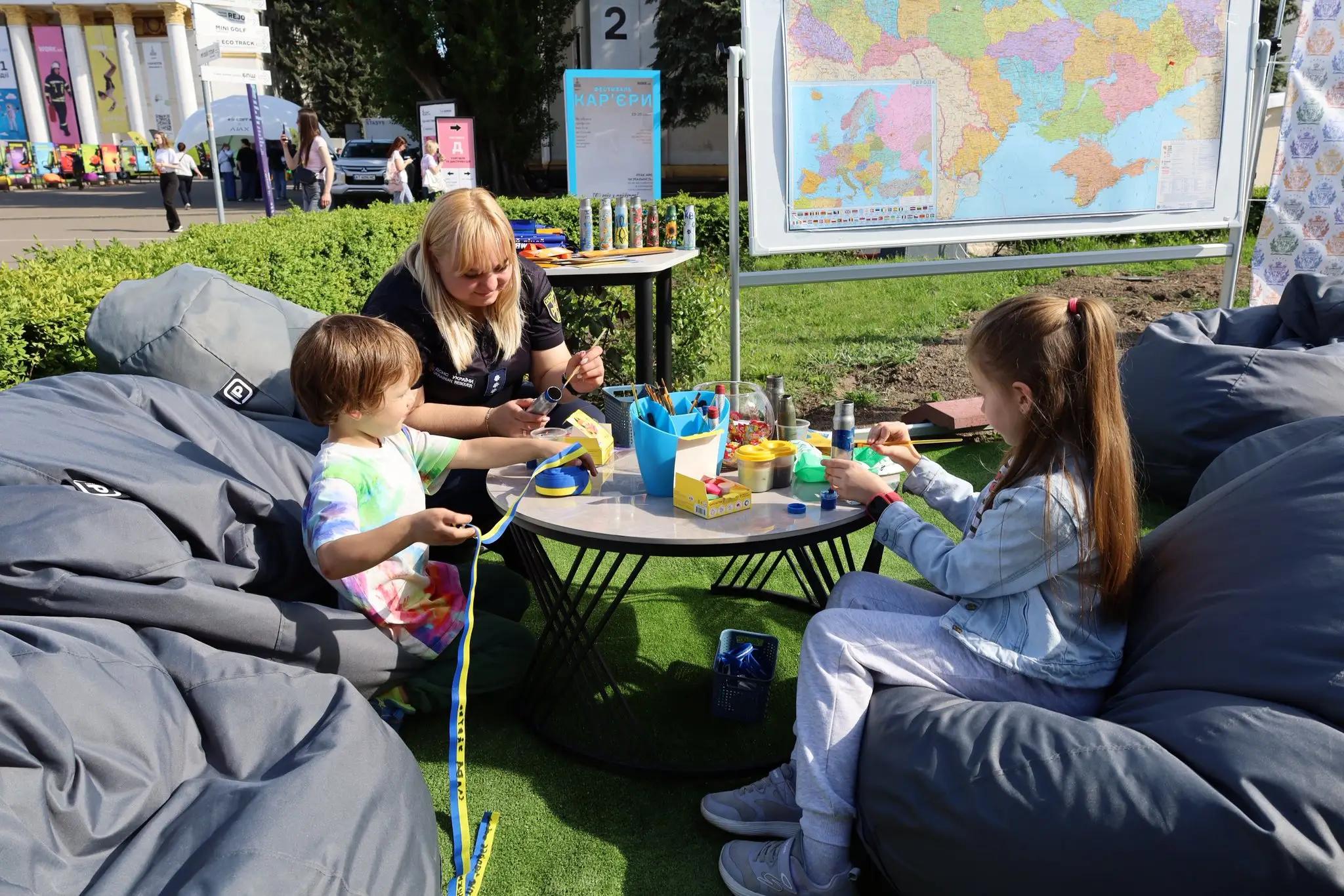 Стенд Вінницького ліцею МВС на Фестивалі кар’єри МВС на ВДНГ у Києві, відвідувачі знайомляться з освітніми програмами