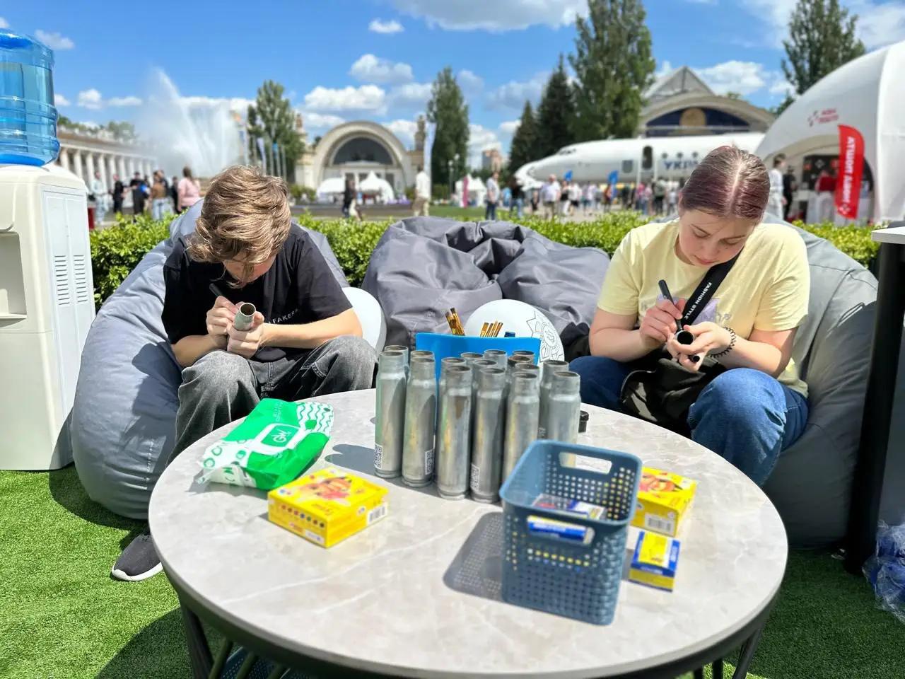 Стенд Вінницького ліцею МВС на Фестивалі кар’єри МВС на ВДНГ у Києві, відвідувачі знайомляться з освітніми програмами