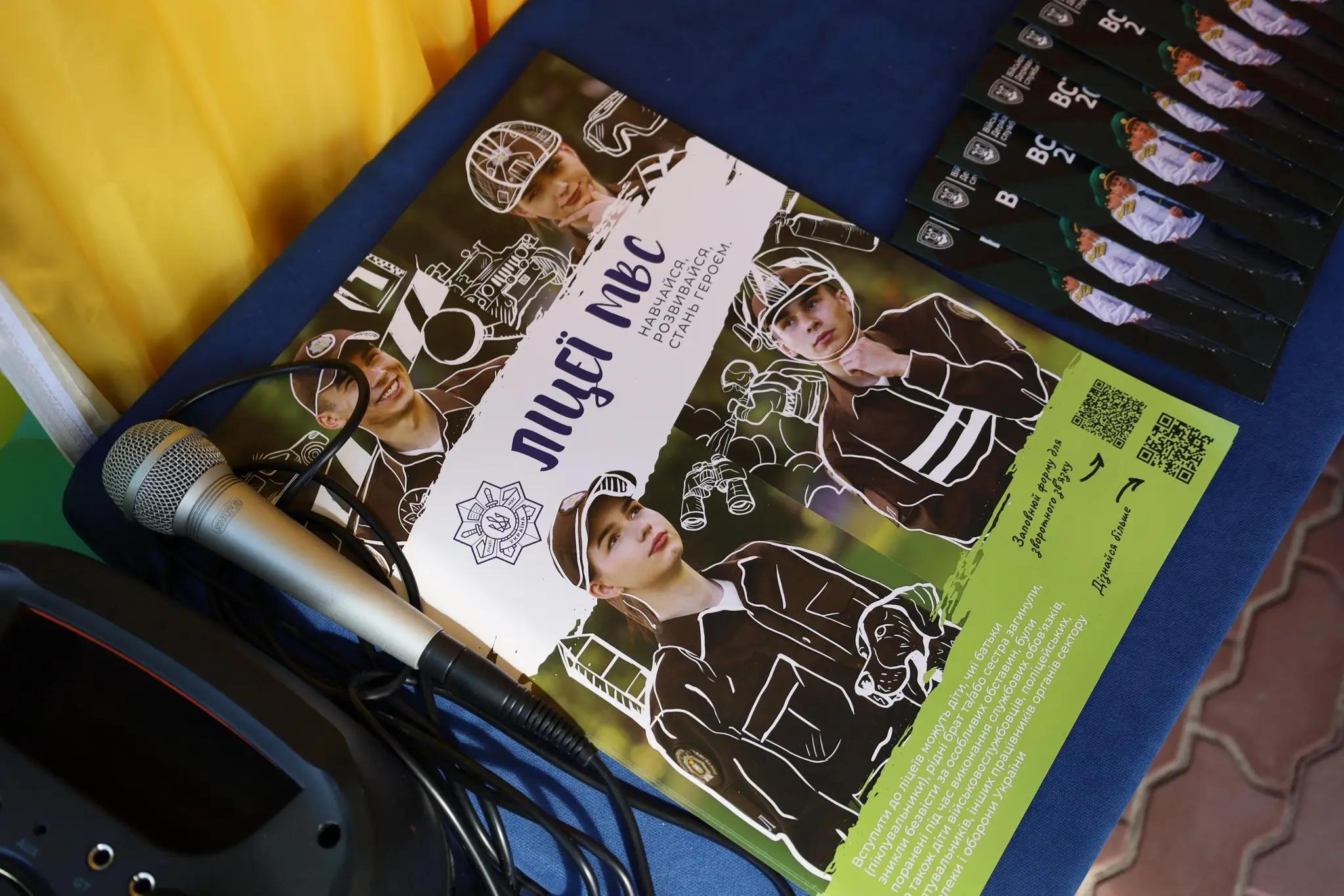 Стенд Вінницького ліцею МВС на Фестивалі кар’єри МВС на ВДНГ у Києві, відвідувачі знайомляться з освітніми програмами