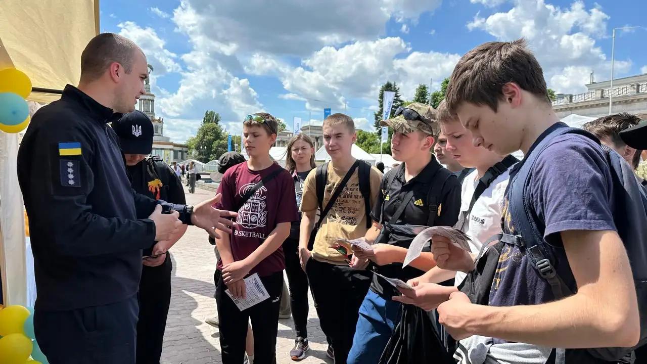 Стенд Вінницького ліцею МВС на Фестивалі кар’єри МВС на ВДНГ у Києві, відвідувачі знайомляться з освітніми програмами