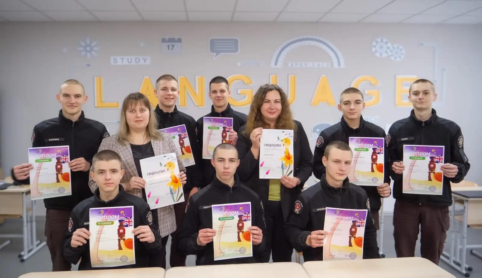 Переможці Всеукраїнських конкурсів з англійської мови – ліцеїсти Вінницького ліцею МВС під час нагородження