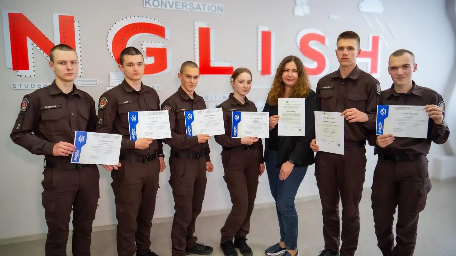 Переможці Всеукраїнських конкурсів з англійської мови – ліцеїсти Вінницького ліцею МВС під час нагородження