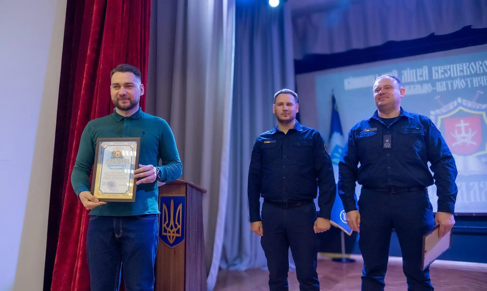 Урочистий останній дзвінок у Вінницькому ліцеї МВС, випускники та педагоги під час святкового заходу