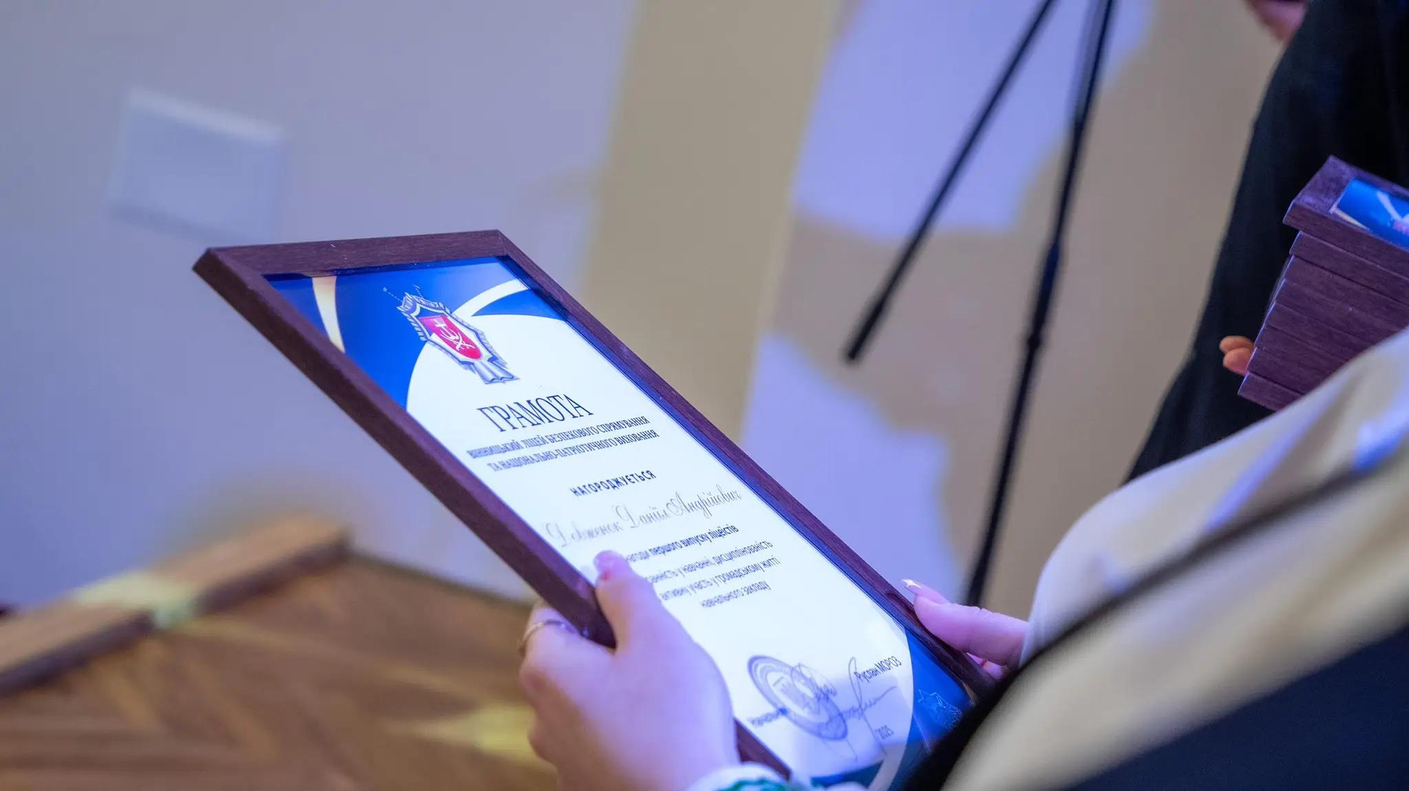 Урочистий останній дзвінок у Вінницькому ліцеї МВС, випускники та педагоги під час святкового заходу