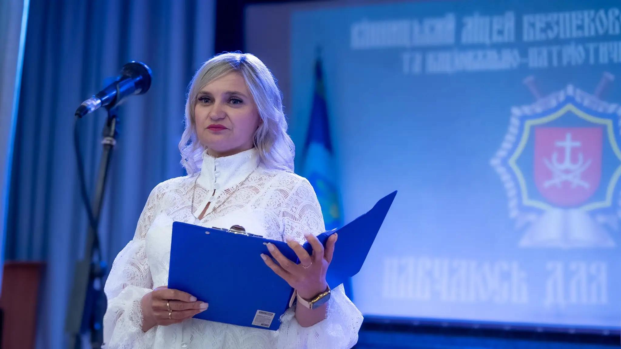 Урочистий останній дзвінок у Вінницькому ліцеї МВС, випускники та педагоги під час святкового заходу