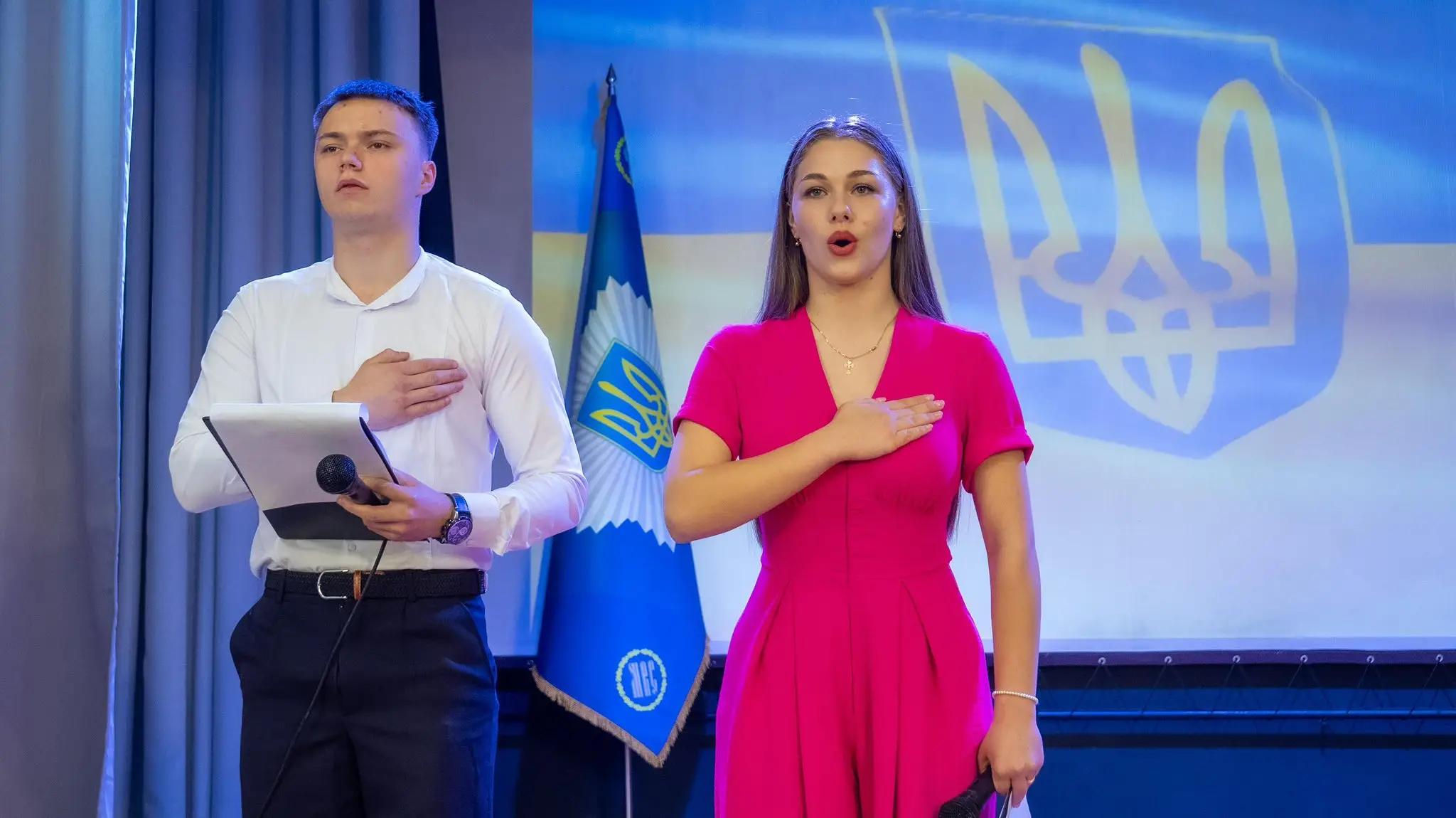 Урочистий останній дзвінок у Вінницькому ліцеї МВС, випускники та педагоги під час святкового заходу