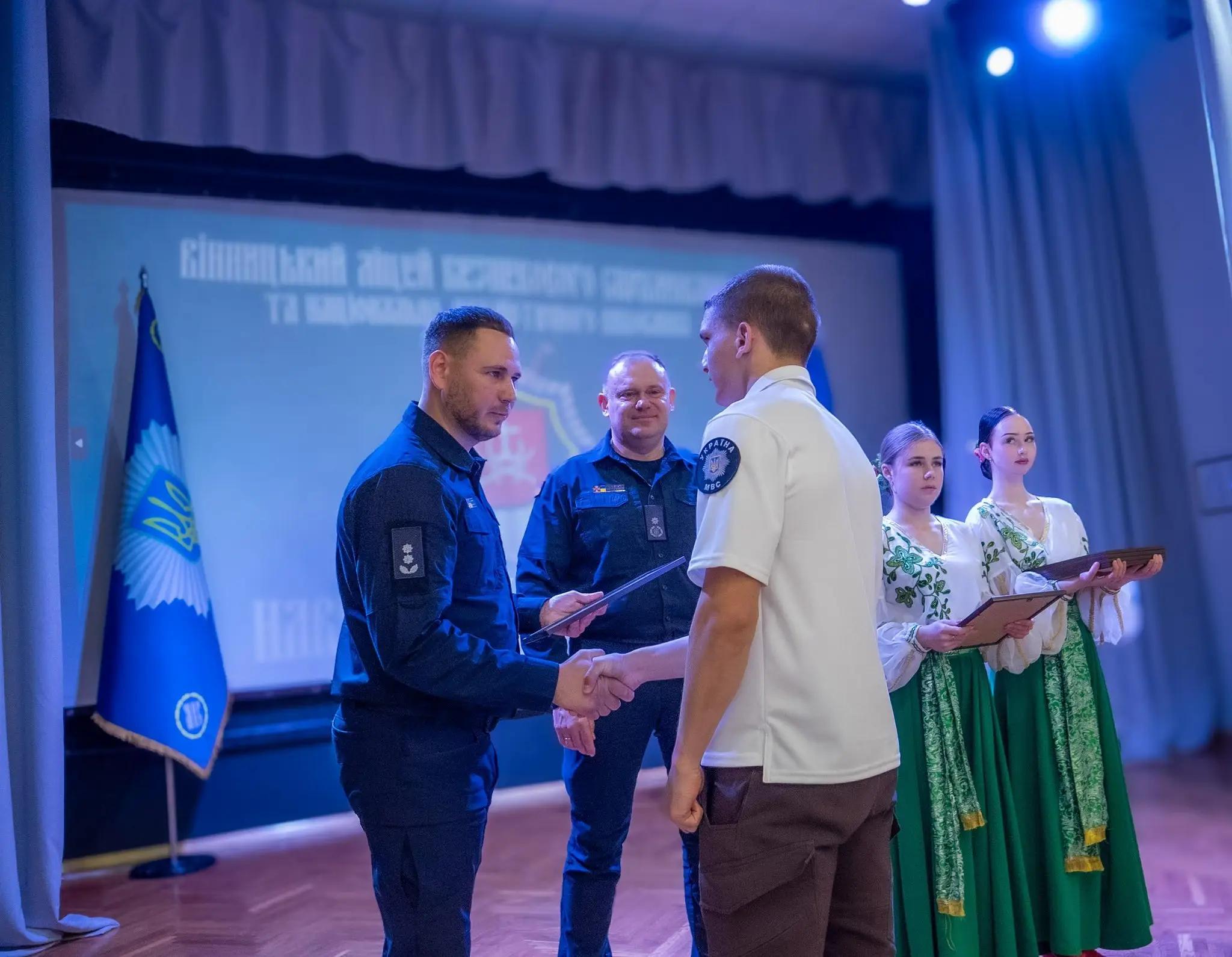 Урочистий останній дзвінок у Вінницькому ліцеї МВС, випускники та педагоги під час святкового заходу