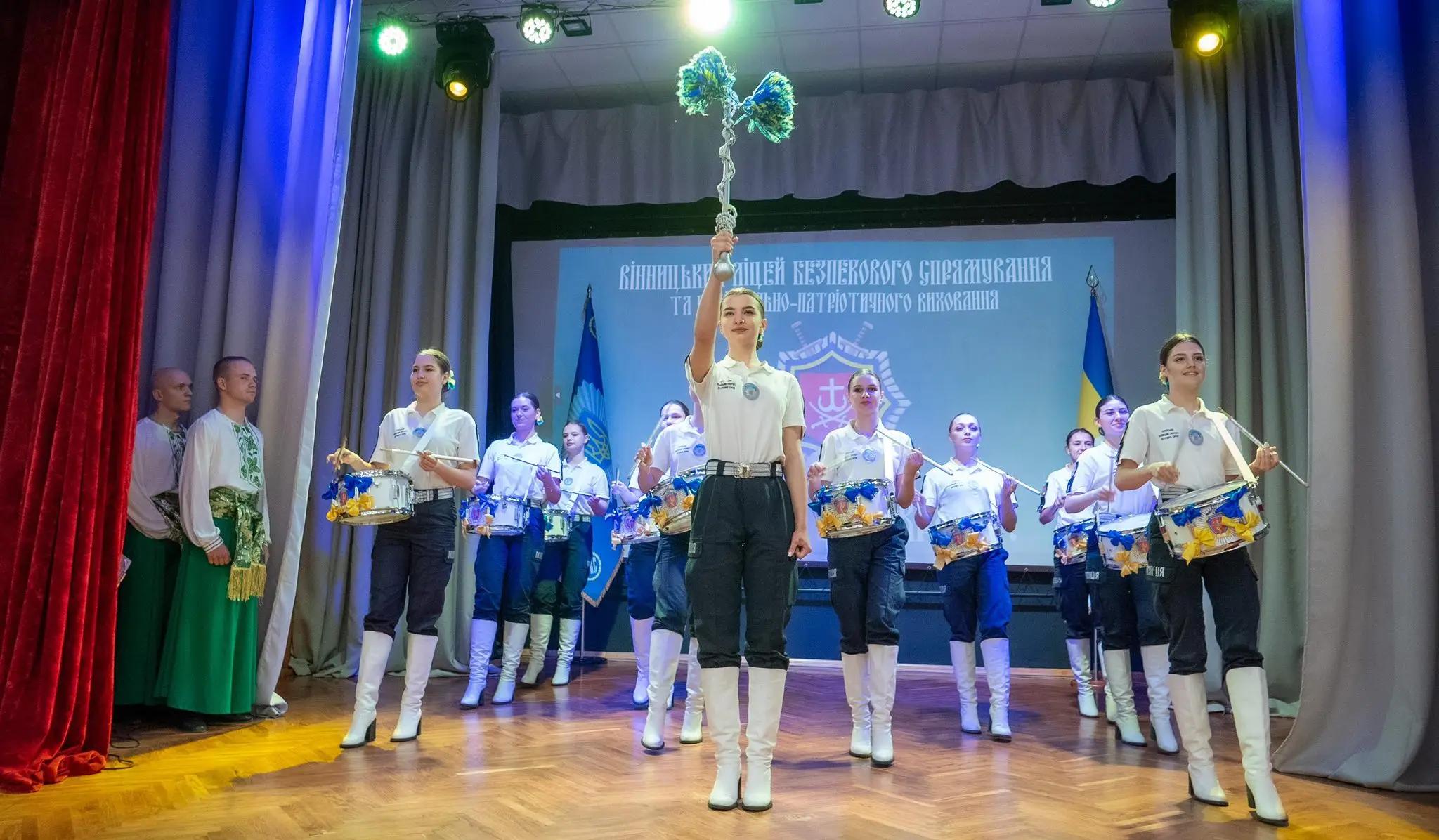 Урочистий останній дзвінок у Вінницькому ліцеї МВС, випускники та педагоги під час святкового заходу