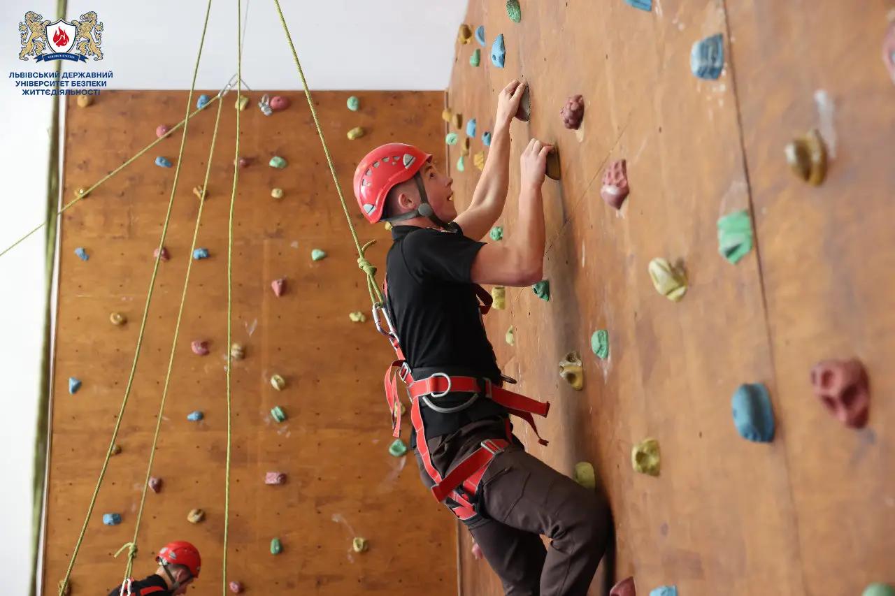 Вихованці Вінницького ліцею МВС під час екскурсії навчальними комплексами Львівського державного університету безпеки життєдіяльності