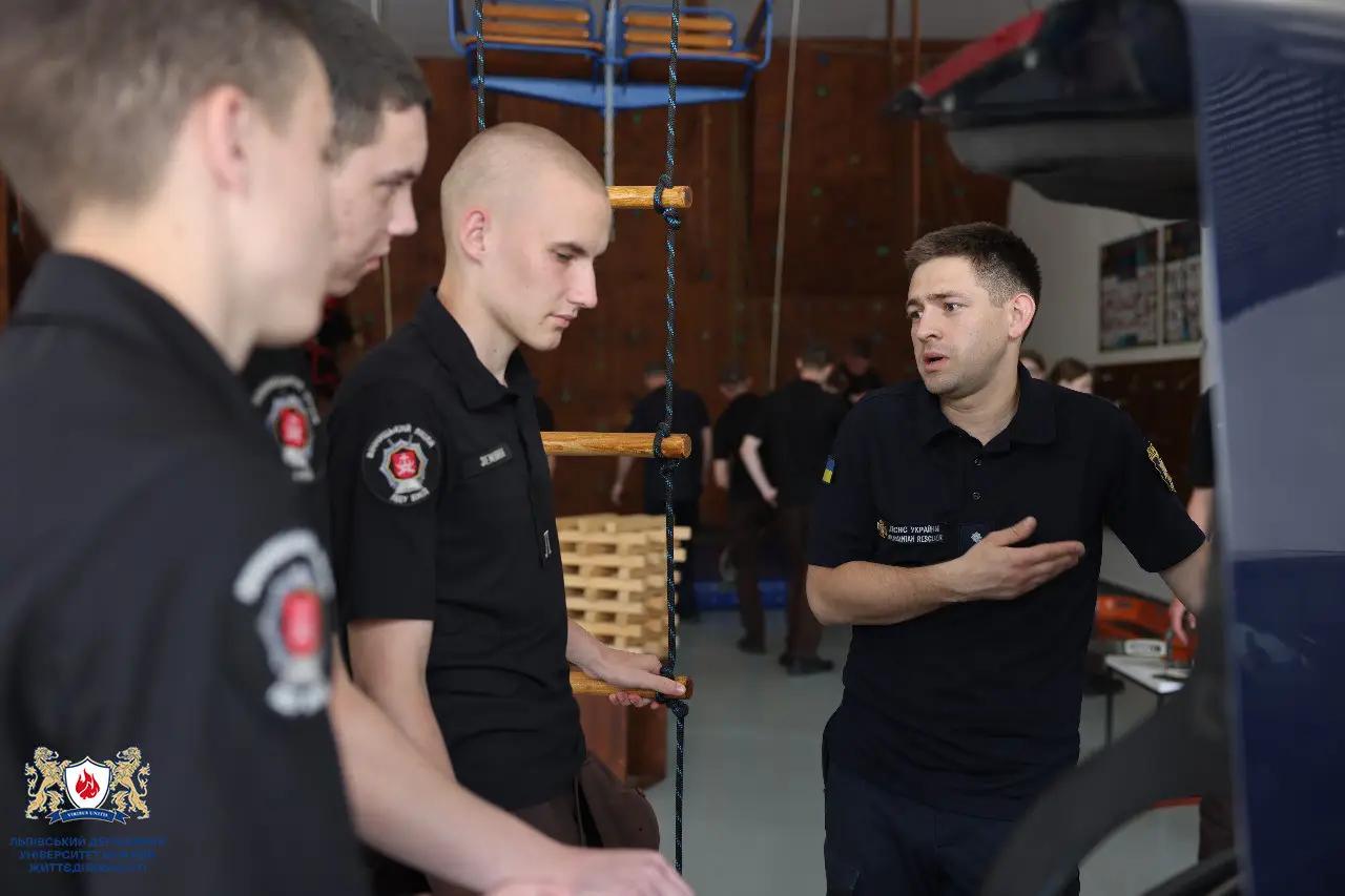 Вихованці Вінницького ліцею МВС під час екскурсії навчальними комплексами Львівського державного університету безпеки життєдіяльності