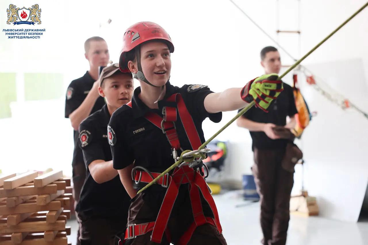 Вихованці Вінницького ліцею МВС під час екскурсії навчальними комплексами Львівського державного університету безпеки життєдіяльності