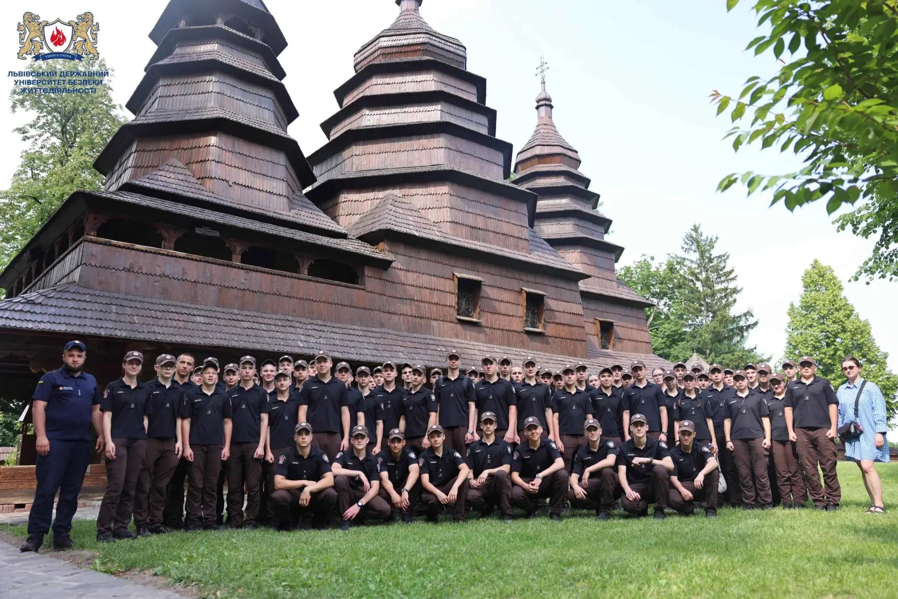 Вихованці Вінницького ліцею МВС під час екскурсії навчальними комплексами Львівського державного університету безпеки життєдіяльності