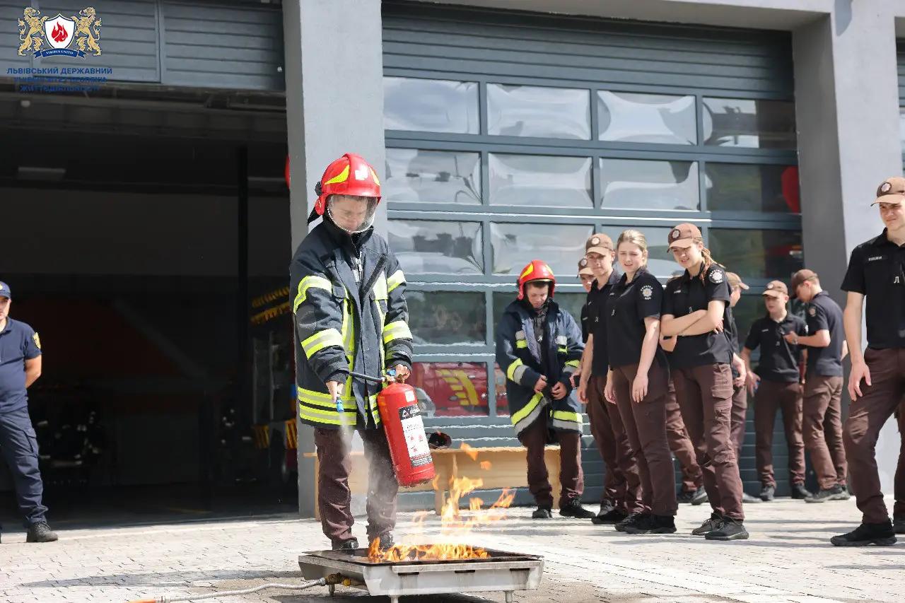 Вихованці Вінницького ліцею МВС під час екскурсії навчальними комплексами Львівського державного університету безпеки життєдіяльності