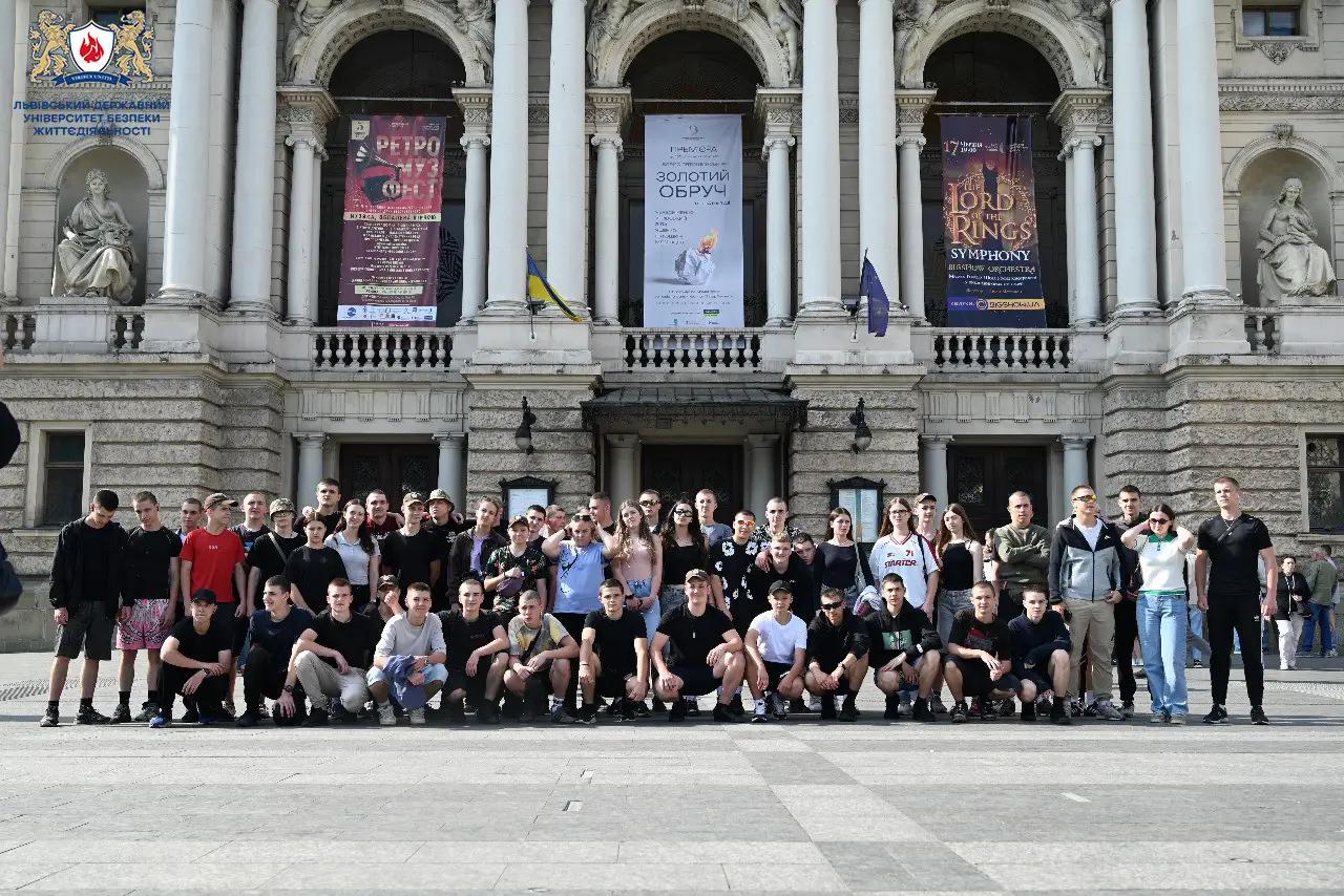 Вихованці Вінницького ліцею МВС під час екскурсії навчальними комплексами Львівського державного університету безпеки життєдіяльності