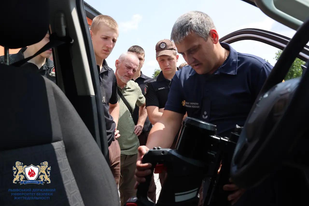 Вихованці Вінницького ліцею МВС під час екскурсії навчальними комплексами Львівського державного університету безпеки життєдіяльності